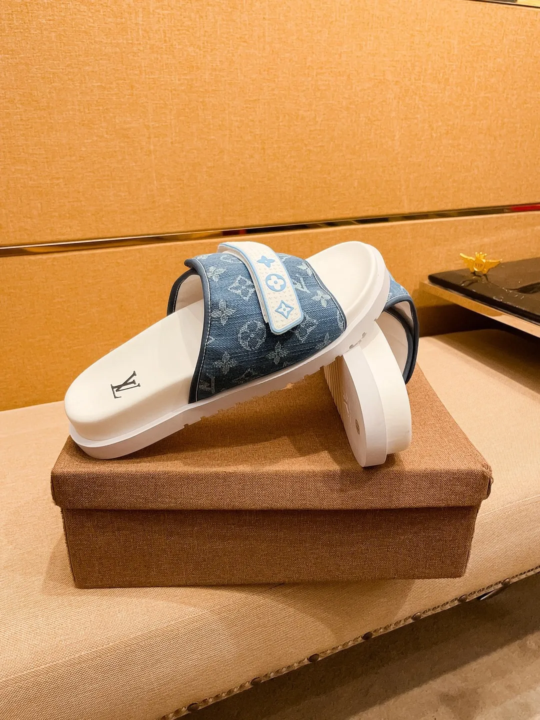 Men's men's shoes 💰 320💰 New model on the market 🔥[LV🔥 Louis Vuitton slippers] High-end 1:1 mold customization, original upgraded version of the outsole, lighter and non-slip. The top quality in the market, fashion focuses on trends, versatile and popular, simple yet tasteful, a must-have for fashionistas, exuding a fashionable and casual atmosphere, fashion is at your feet, full of confidence, the same style at the counter👍The season of spring and summer slippers is here, they are super beautiful to wear, 38-44 3⃣️colors available🔥